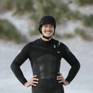 Wingfoil Ameland Jules op het strand met grote glimlach